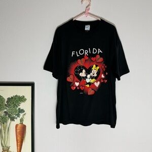 Vintage kissing Mickey and Minnie souvenir tee size XL